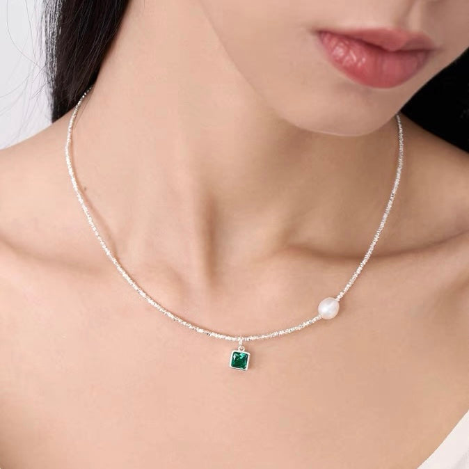 Silberne Halskette mit grünem Kristall